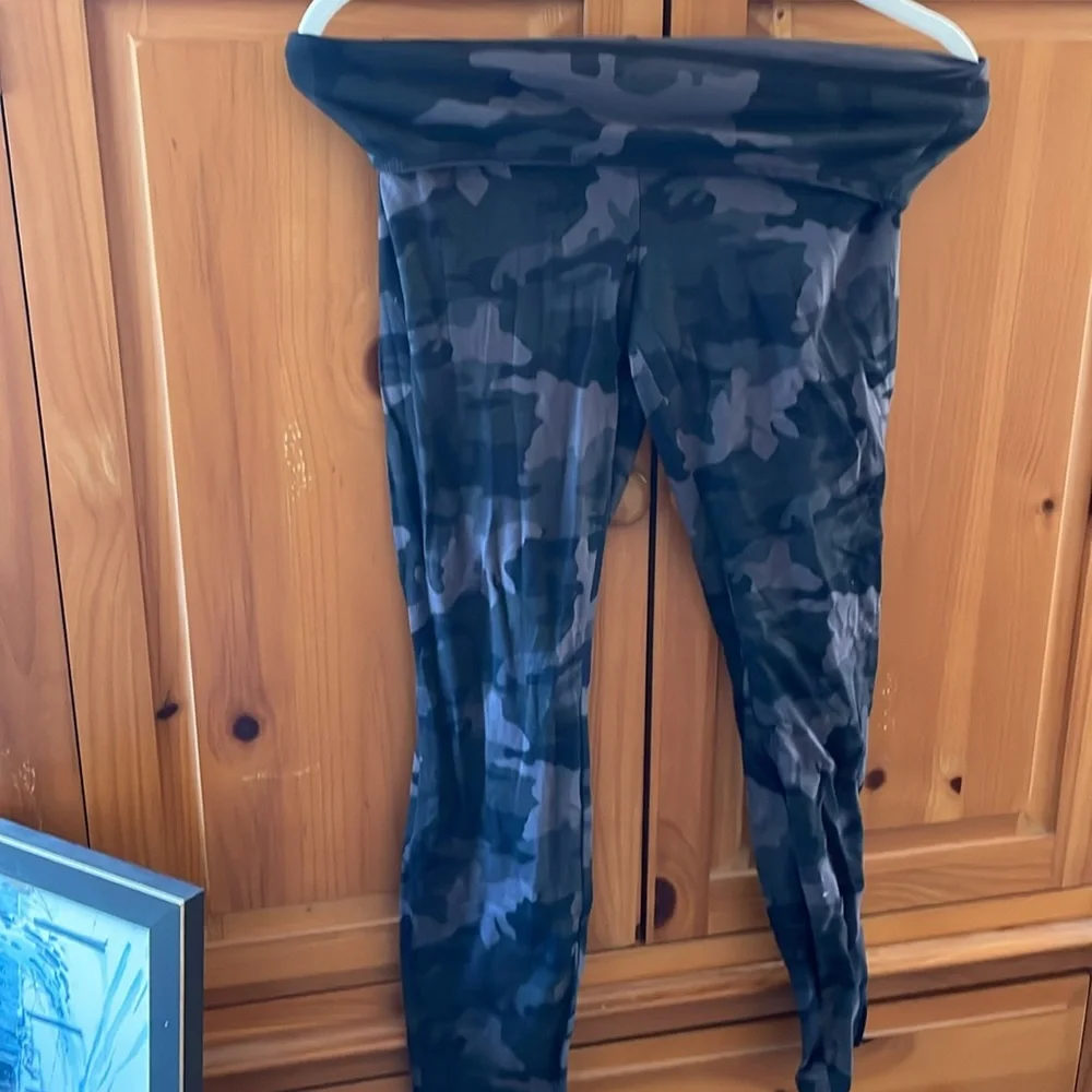 Black Camo Leggings 🖤🩶 - Picture 4 of 13